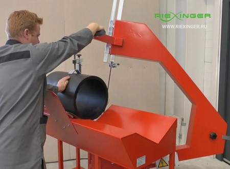 Ленточная пила BSM 450 в работе. Резка полимерной трубы Ленточная пила BSM 450 в работе. Резка полимерной трубы